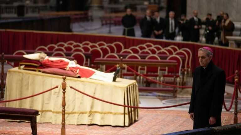 Βατικανό: Εκτέθηκε σε λαϊκό προσκύνημα η σορός του επίτιμου πάπα Βενέδικτου