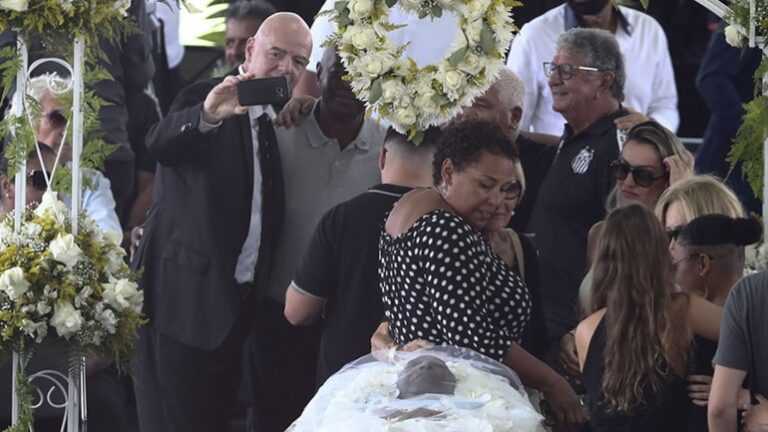 Γελοιότητες με selfie μπροστά στο φέρετρο του Πελέ από τον πρόεδρο της FIFA και την κόρη του «βασιλιά»