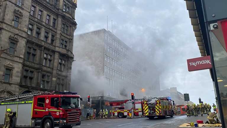 Ιστορικό πολυκατάστημα στο Εδιμβούργο τυλίχθηκε στις φλόγες