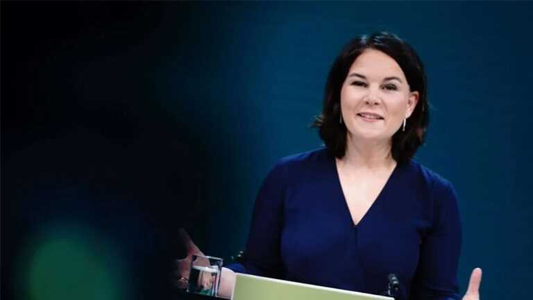 Αναλένα Μπέρμποκ: Πολεμάμε τη Ρωσία, όχι μεταξύ μας