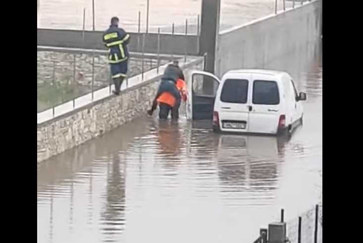 Ηγουμενίτσα: Πυροσβέστης πήρε στην πλάτη του οδηγό για να τον απεγκλωβίσει από πλημμυρισμένο δρόμο