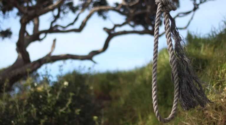 Θρίλερ: 75χρονος βρέθηκε απαγχονισμένος σε δένδρο