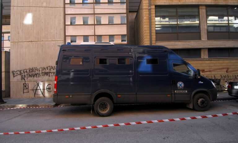 Συναγερμός στα Ιωάννινα: Απόπειρα απόδρασης 29χρονου Ρώσου από όχημα των Μεταγωγών