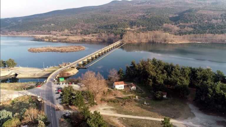 Δεν το χωρά ο ανθρώπινος νους: Μητέρα είπε «πάω για ρεβεγιόν» και πέταξε το βρέφος στον Αλιάκμονα – Εντοπίστηκε το μωρό νεκρό.