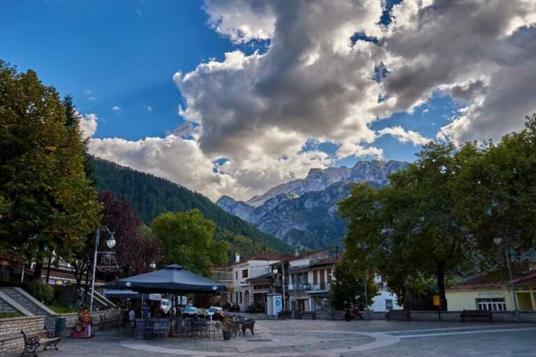 Κόνιτσα: Χωρίς τραπεζοκαθίσματα έμεινε κεντρικό καφέ – Τα έκλεψαν τη νύχτα