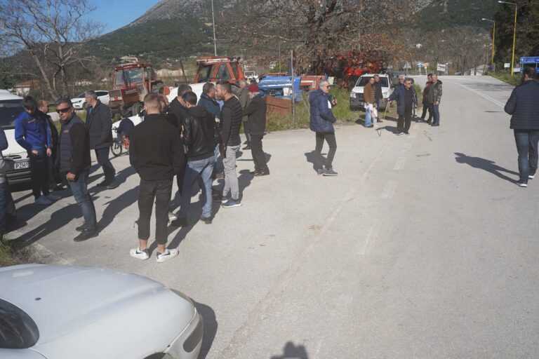 Μετά το μπλόκο που στήσανε οι αγρότες του Φαναρίου Πάργας στην γέφυρα Βουβοποτάμου- Γλυκής σειρά είχαν οι αγρότες του Λούρου.
