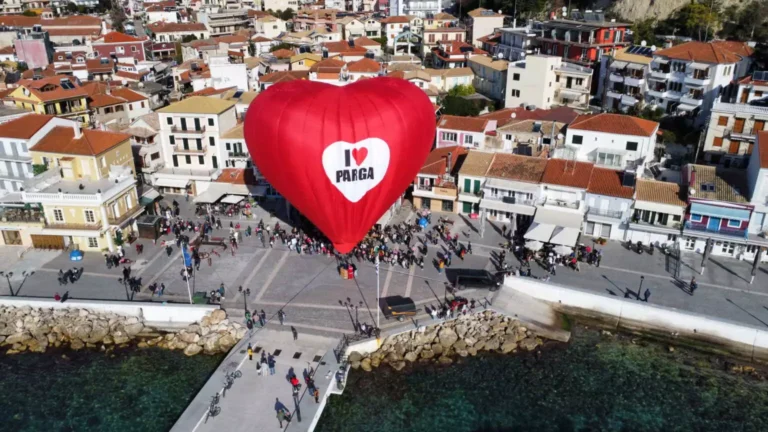 Πρωτοχρονιά 2023: Ο Άγιος Βασίλης έφτασε με αερόστατο στο Δήμο Πάργας και χάρισε πτήσεις σε μικρά παιδιά