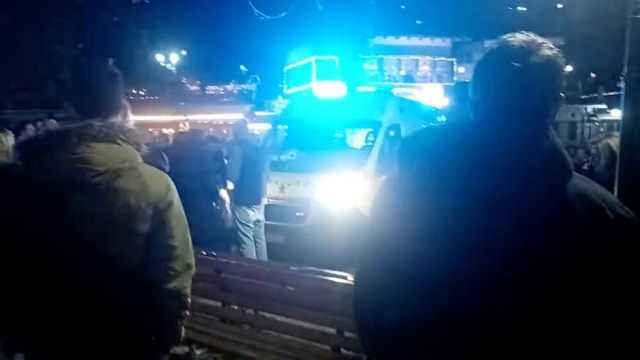 Τρεις γυναίκες τραυματίστηκαν από τη ρίψη βεγγαλικών στο Μέτσοβο (Βίντεο)