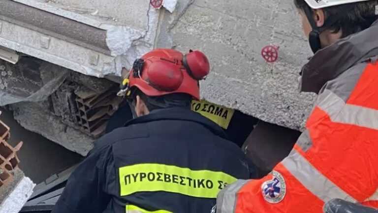 Εντοπίστηκε τέταρτο παιδί ζωντανό από τους Έλληνες διασώστες, κάτω από το σώμα της μητέρας του