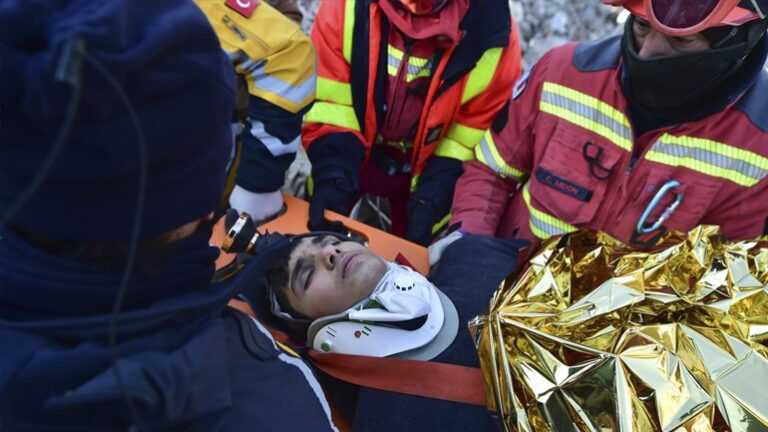 Οι διασώστες στην Τουρκία αρχίζουν να επικεντρώνονται στους αστέγους