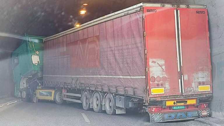 Νταλίκα δίπλωσε στο τούνελ του αεροδρομίου της περιφερειακής οδού στα Γιάννενα