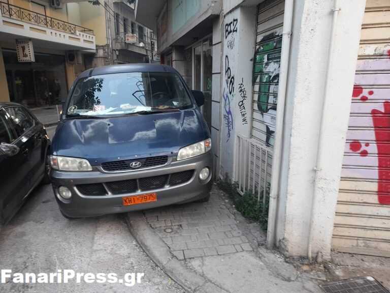Δεν πάει άλλο με την κατάντια των υπαλλήλων του Δήμου Αρταίων – Συνεχίζουν να παρκάρουν πάνω σε πεζοδρόμια