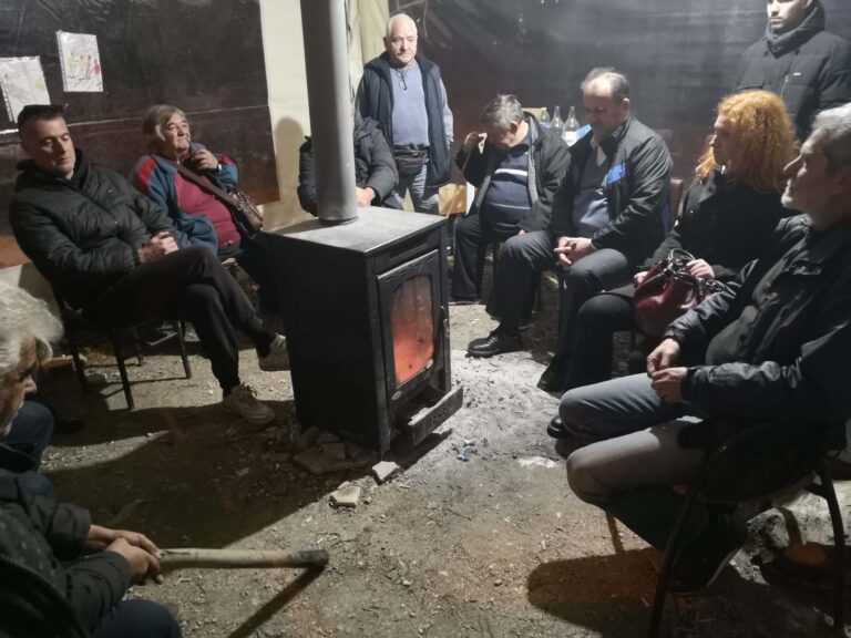 Επίσκεψη κλιμακίου του ΚΚΕ στο μπλόκο των αγροτών Φαναρίου Πρέβεζας – Σύσκεψη – συγκέντρωση για τις πολιτικές εξελίξεις και τις εκλογικές μάχες, στην Γλυκή Θεσπρωτίας