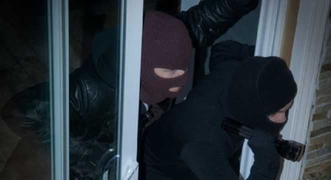 Θρίλερ για ηλικιωμένους – Κακοποιοί έσπασαν την πόρτα τους για να τους ληστέψουν