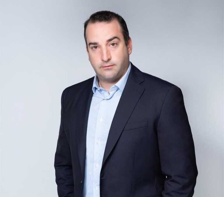 Χάρης Βαφειάς: «Οι Έλληνες έχουν το χαρακτηριστικό ότι όταν δουν έναν πετυχημένο άνθρωπο το πρώτο που θα πουν είναι “α, αυτός έκανε αυτή την απατεωνιά”»