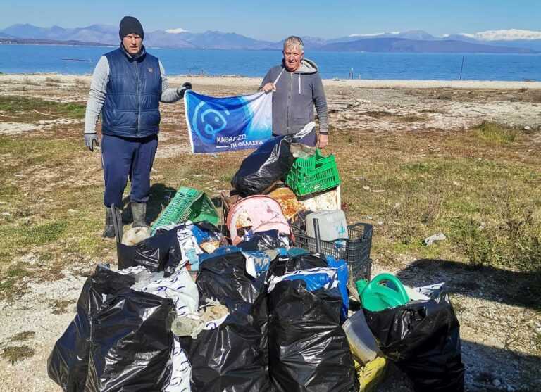 500 κιλά πλαστικού μάζεψαν από την παραλία οι αλιείς της Πρέβεζας
