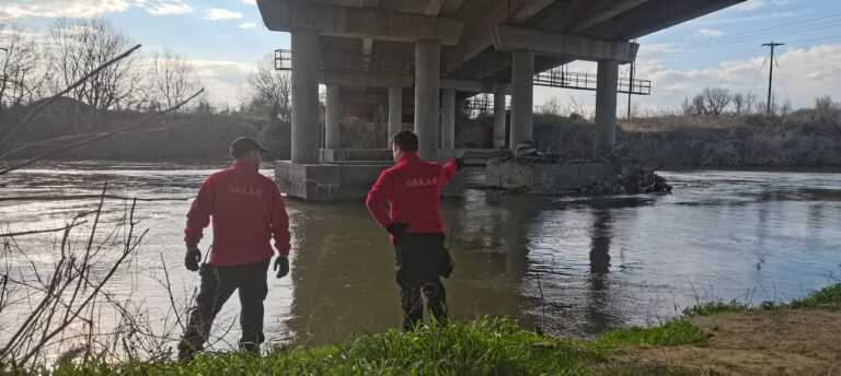 Άκαρπες οι έρευνες για τον 61χρονο που αγνοείται στον Αξιό – Tο αυτοκίνητό του εντοπίστηκε στη γέφυρα του ποταμού