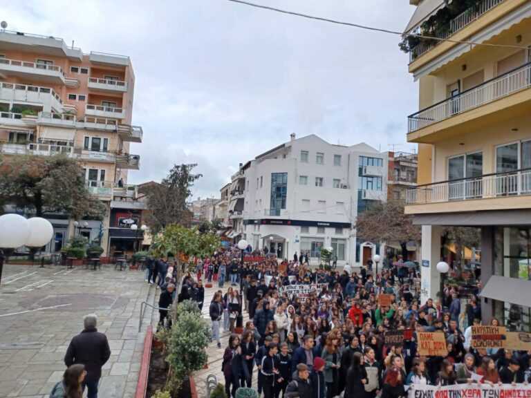 Πλημμύρισαν οι δρόμοι της Άρτας από την οργή για το έγκλημα στα Τέμπη