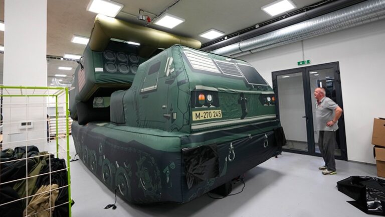 Οι Ουκρανοί ξεγελούν τους Ρώσους με… φουσκωτά τανκς