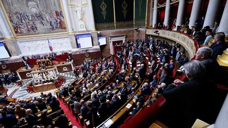 Από μια «χούφτα ψήφους» θα κριθεί η τύχη της γαλλικής κυβέρνησης έπειτα από τις δυο προτάσεις μομφής