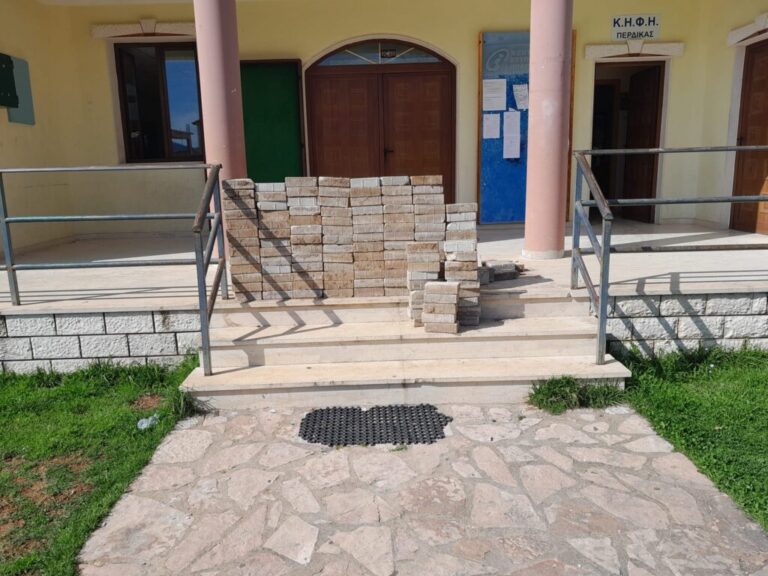 Τις εισόδους του Κοινοτικού Γραφείου έχτισαν με πέτρες, άγνωστοι στην Πέρδικα Θεσπρωτίας