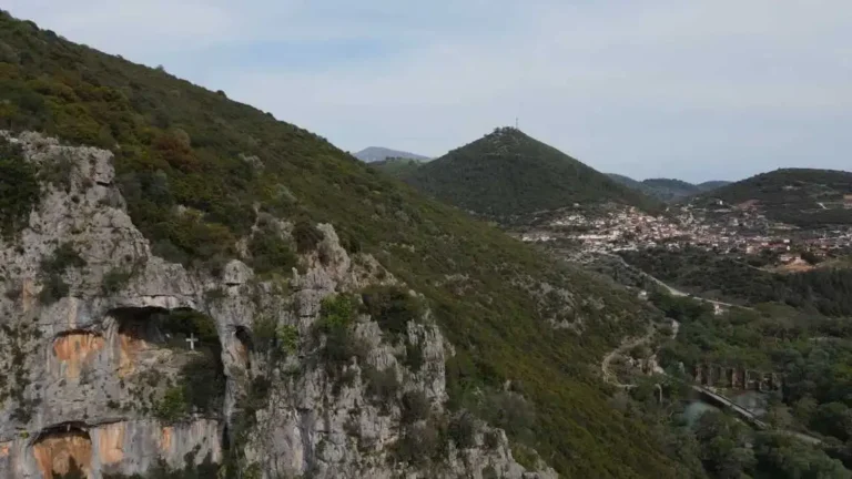 Η τρύπα του Αη Γιώργη. Το εκπληκτικό μνημείο της φύσης και ο μύθος του ιπτάμενου καβαλάρη