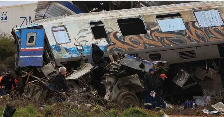 Τραγωδία Τέμπη: Η τραγική μάνα που ψάχνει ακόμα το παιδί της και ένας νεκρός στα αζήτητα