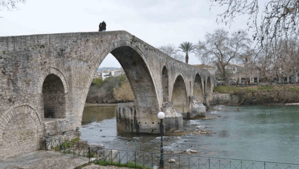 Βουτιά 64χρονης στο κενό από το Γεφύρι της Άρτας – Νοσηλεύεται σε κρίσιμη κατάσταση