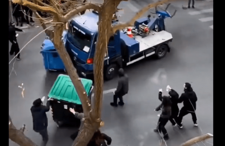 Αδιανόητες εικόνες: Γερανός της αστυνομίας πέφτει σε κάδους που έβαλαν και παραλίγο να υπάρξει τραυματισμός 