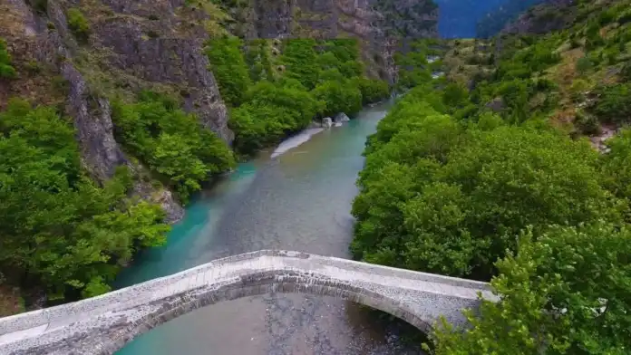 Η μαγευτική – μεγαλειώδης χαράδρα του Αωού (Πτήση Drone)