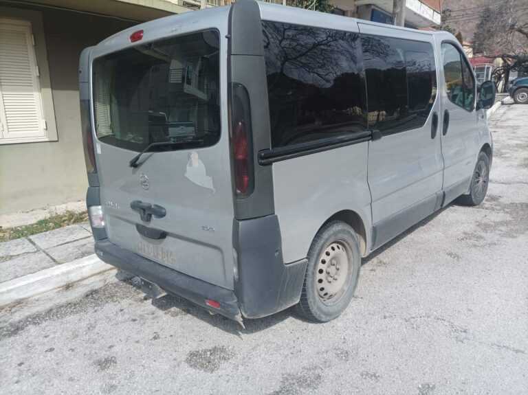 Ιωάννινα: Συνελήφθη να μεταφέρει με μινι βαν 9 παράνομους μετανάστες