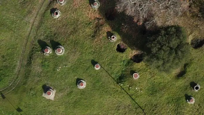 Τα θρυλικά πηγάδια του Σουλίου που έγιναν σύμβολο αντίστασης και επιβίωσης. Γιατί χτίστηκαν το ένα δίπλα στο άλλο…