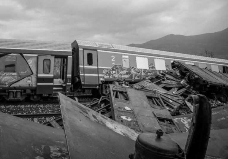 Τέμπη: «Ραγίζουν» καρδιές οι σπαραγμοί των οικογενειών των θυμάτων – «Δεν θα ξαναγυρίσει ποτέ…»