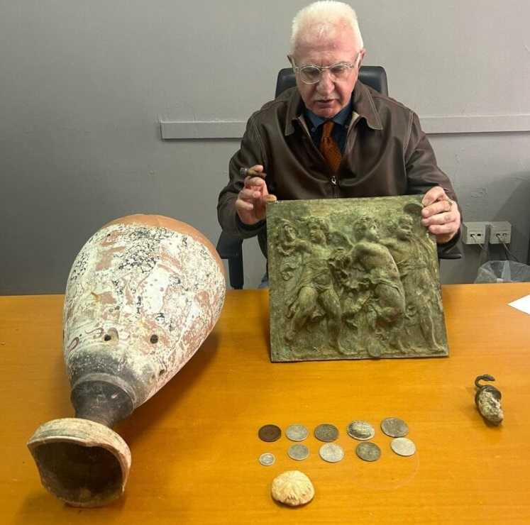 Ο Γιώργος Τσούκαλης εντόπισε 14 αρχαιότητες ανυπολόγιστης αξίας που ήταν κρυμμένες στο χωριό Αυγό στα Γιάννενα