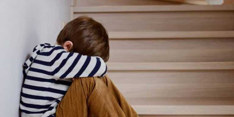 Πατέρας εγκατέλειψε τον 7 ετών γιο του κλειδωμένο στο σπίτι και εξαφανίστηκε – Σε σοκ το παιδί