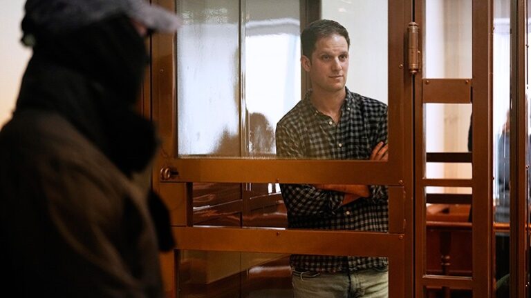 Ο Αμερικανός δημοσιογράφος Έβαν Γκέρσκοβιτς προσήχθη σε ρωσικό δικαστήριο