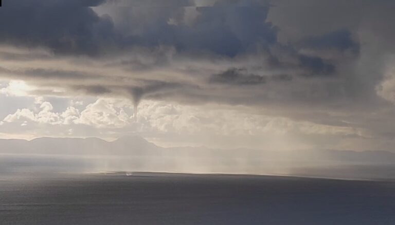 Οι εντυπωσιακές εικόνες από την «βόλτα» υδροστροβίλου στην θαλάσσια περιοχή της Θεσπρωτίας.