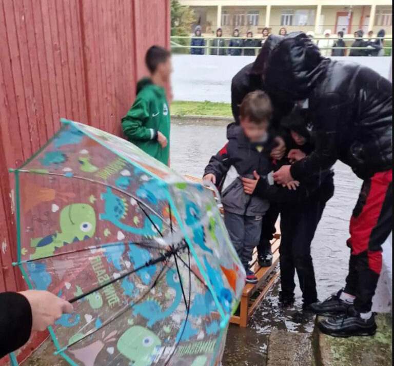 Ελλάδα 2023 – Στα Τρίκαλα έφτιαξαν… γέφυρα από καθίσματα για να βγουν νήπια από το σχολείο