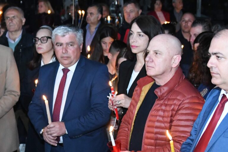 Η υποψήφια βουλευτής με το ΠΑΣΟΚ, Στέλλα Βαρτελατου παρακολούθησε με κατάνυξη της ακολουθίες του Νυμφίου και των ημερών των παθών της Μ. Εβδομάδας.