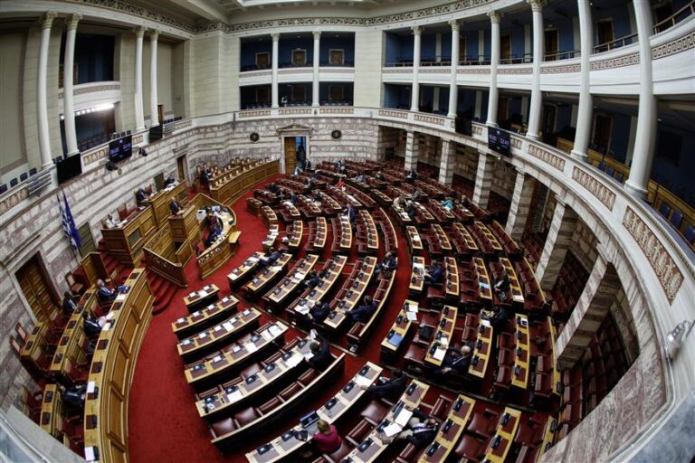 Νομοσχέδιο-σκούπα: Από ρουσφέτια μέχρι λιμάνια – Κλείνει η βουλή και ξεσαλώνουν