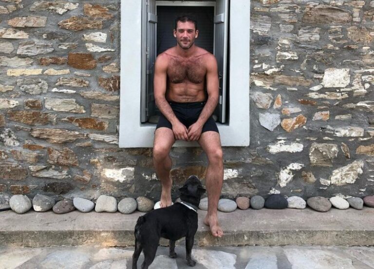 Αντίνοος Αλμπάνης: Μας συστήνει την αγαπημένη του Μπλου και όσα του προσφέρει – «Έβαλα τα κλάματα και άρχισε να μου γλείφει το κεφάλι»