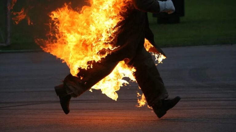 Ουκρανός αυτοπυρπολήθηκε μπροστά στο προξενείο της χώρας του στην Κρακοβία