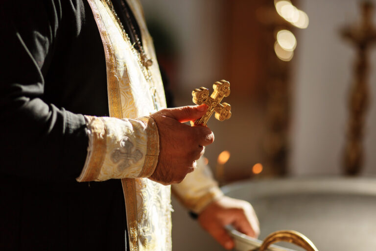 Άρτα: Μητροπολίτης ξεκίνησε έρευνα για τον καβγά 51χρονου ιερέα για τα… μάτια της παπαδιάς