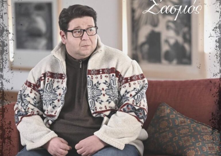 «Σασμός» – Θάνος Μπίρκος: «Πλέον στον δρόμο γυρνάω στο “Τόλης”. Η μητέρα μου με φωνάζει “βλαχοδήμαρχο”. Ένας τυφλός με κατάλαβε από τη φωνή»