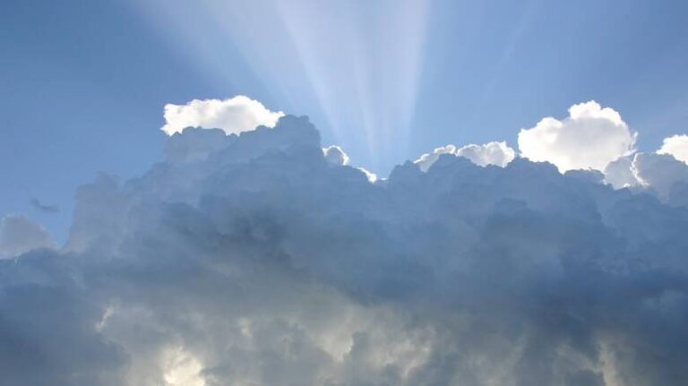 Συννεφιά και τοπικές βροχές ανήμερα της Πρωτομαγιάς στην Ήπειρο