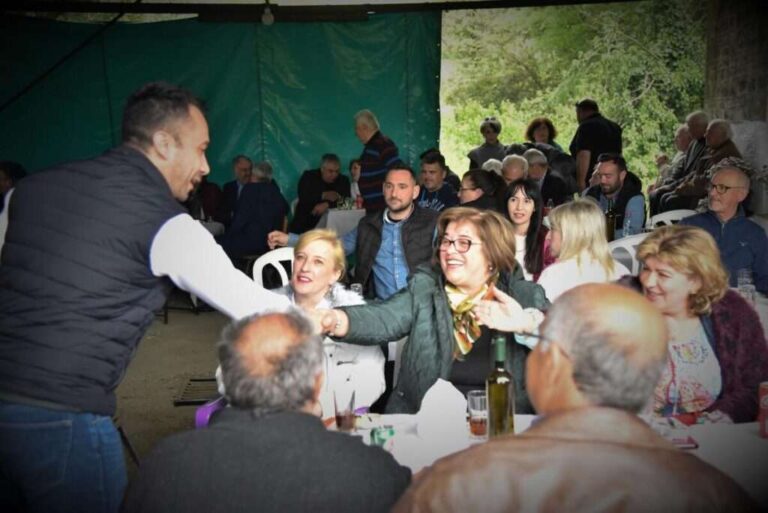 Πλήθος κόσμου στις συγκεντρώσεις του Ντίνου Παπαδημητρίου στην Άρτα – «Σαρώνει» τα χωριά του νομού