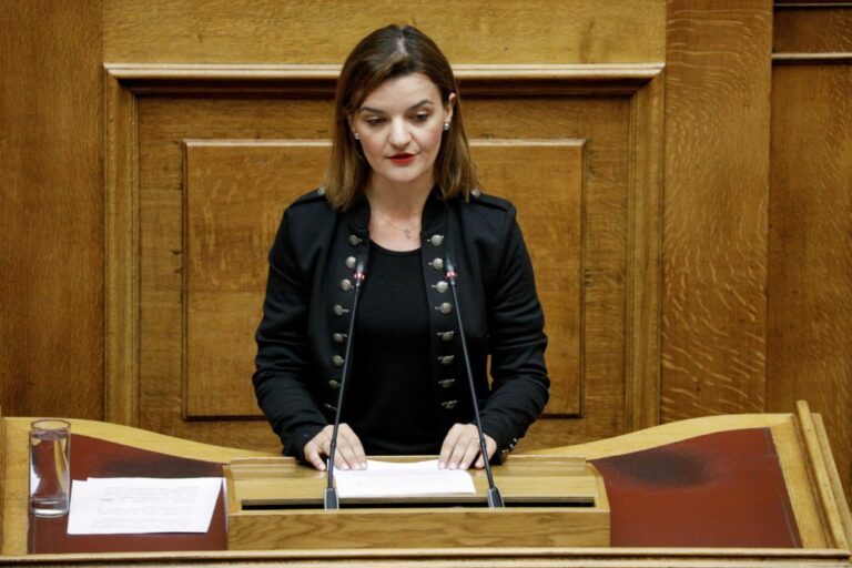 Ιωάννινα: «Γαλάζια» υποψήφια «γέμισε» μπαλκόνι  κτιρίου παράνομα προεκλογικές αφίσες – Θα πληρώσει το πρόστιμο;