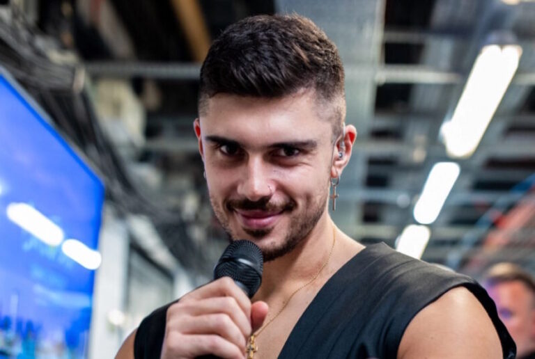 Eurovision 2023 – Κύπρος: Τι ζήτησε από τον σκηνοθέτη του διαγωνισμού ο Άντριου Λάμπρου για να «πείσει» για τις φωνητικές του ικανότητες;