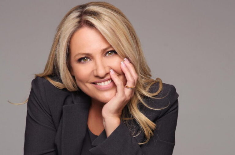 Μαριάννα Τουμασάτου: «Η Ελλάδα είναι η “βασίλισσα της παρεμβατικότητας” – Στα 43 ήμουν πολύ έτοιμη να γίνω μαμά, δεν μπορούσε κανείς να με πείσει ότι ήμουν μεγάλη»