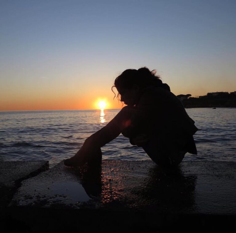 Βίασαν και εγκατέλειψαν σε παραλία 20χρονη – «Μου έριξαν κάτι στο ποτό»